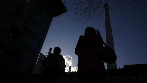 北京市区大屯路附近,一根高耸的燃煤烟囱已停止了使用,取而代之的是旁边燃烧天然气的小烟囱。