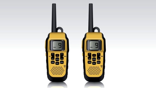 Diseño de dos walkie-talkies modernos.