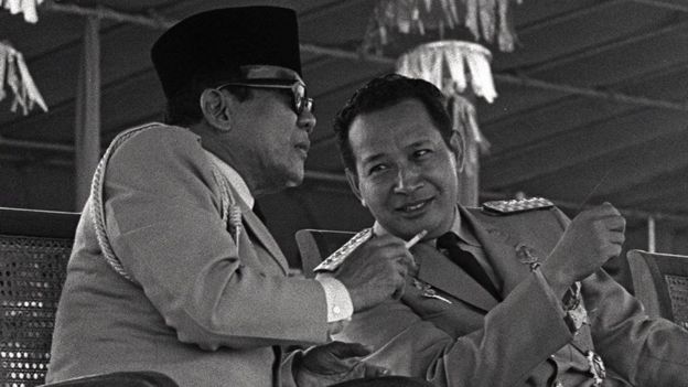 El presidente Sukarno y el general Suharto.