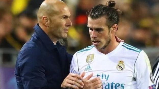 Zinedine Zidane akiwa na kocha wa Real Madrid