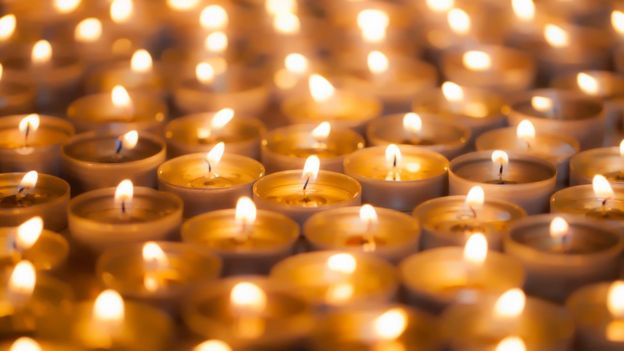 Dezenas de velas acesas