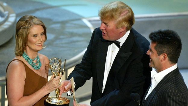 Cynthia Nixon recibie de manos de Donald Trump un Emmy por su actuación en 