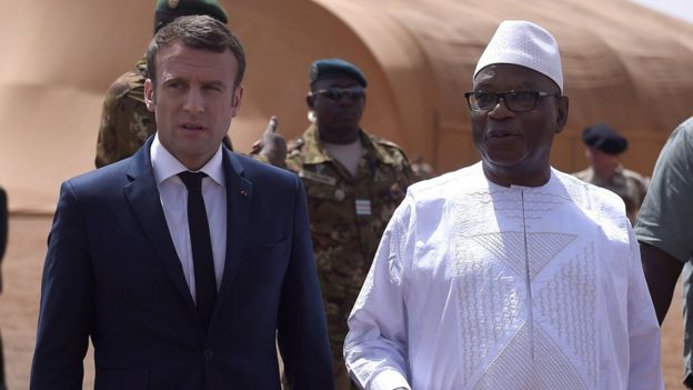 French President Emmanuel Macron (L) talks with Mali's President Ibrahim Boubacar Keita (R) during a visit to the troops of France's Barkhane counter-terrorism operation in Africa's Sahel region in Gao, northern Mali, 19 May 2017