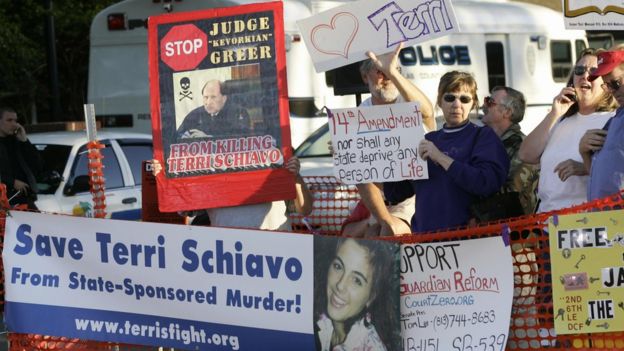 Manifestantes a favor de mantener a Terri Schiavo con vida.