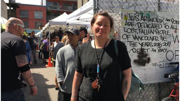 Sarah Blyth frente al mercado callejero de Downtown Eastside