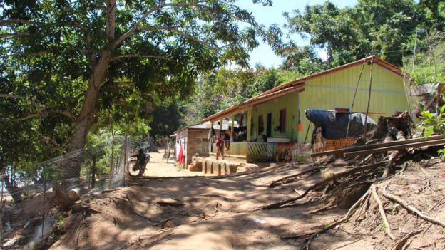 Casas de famílias cercadas por terrenos vendidos para instalações portuárias em Santarenzinho