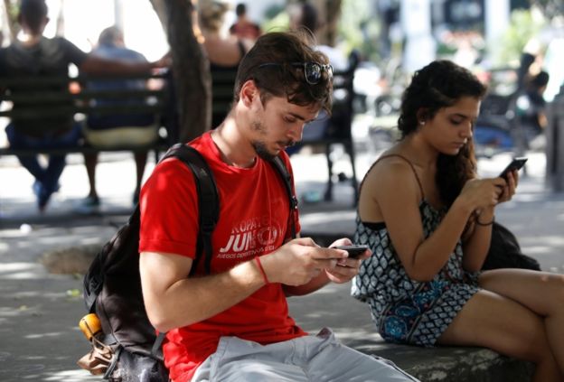 Los cubanos se conectan a internet en espacios públicos.