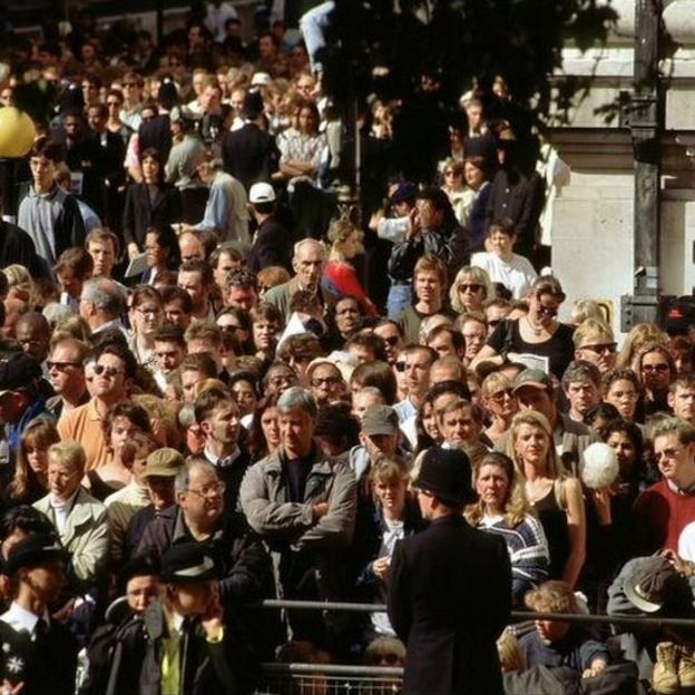 Cientos de miles salieron a las calles a presenciar el cortejo fúnebre de Diana.