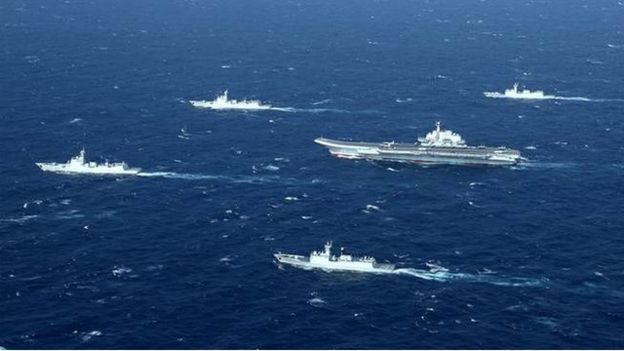 2016年12月26日，中國海軍遼寧號航母戰鬥群通過台灣海峽，駛往南部戰區海軍轄區執行移地訓練任務。（資料圖片）
