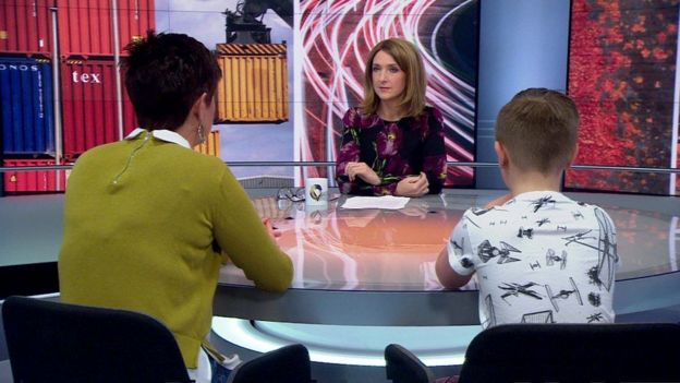 Jason y su madre en un programa de televisión de la BBC