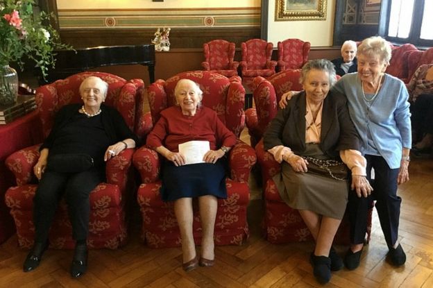 Rina, Luciana, Silvana y Angela, la voluntaria histórica de la Casa de Reposo o Casa Verdi en Milán, Italia.