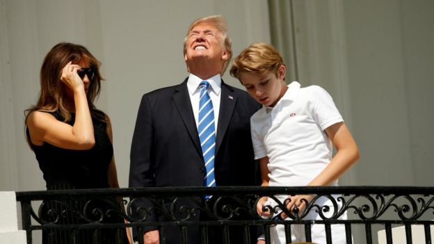 Donald Trump en un balcón de la Casa Blanca junto a su esposa, Melania, y su hijo menor, Barron.