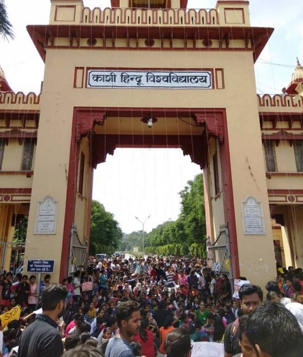 काशी हिंदू विश्वविद्यालय के गेट पर हो रहा है प्रदर्शन