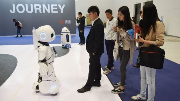 Посетители технологической выставки в Пекине в апреле 2017 года