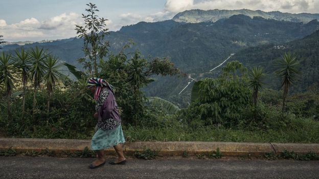 Una mujer camina sobre una vía cercana a la presa Aurora.