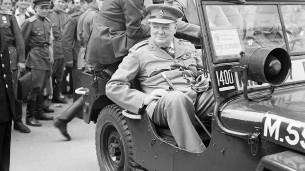 ونستن تشرتشل في جولة في برلين على متن سيارة جيب في يوليو / تموز 1945