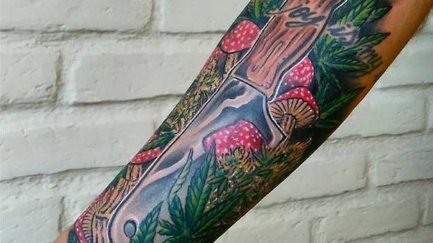 Tatuagem no braço do chef da maconha