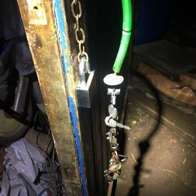 Porta do galpão estava trancada com cadeado | Fonte: Polícia italiana