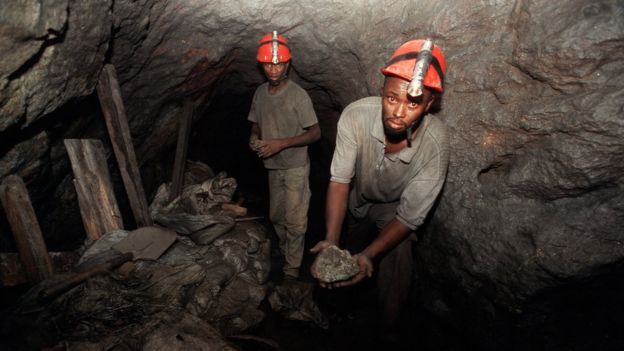 Mineros en la mina de Mererani