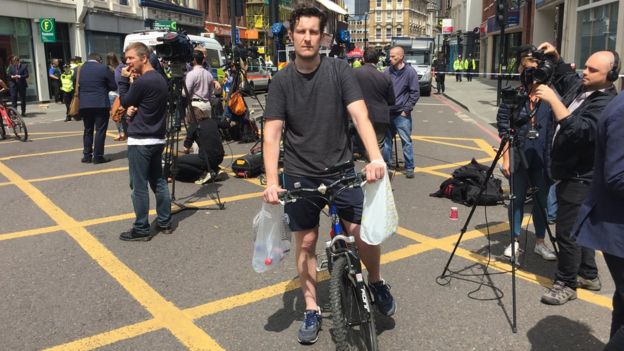 Paul Ashworth con bicicleta y agua