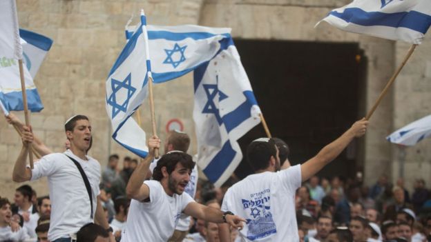 Un grupo de jóvenes se manifiesta en Jerusalén en vísperas de la apertura de la embajada de EE.UU. en Jerusalén.