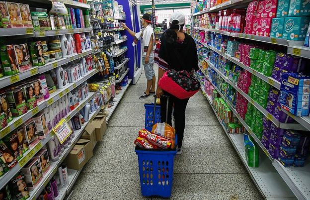 Dos personas hacen la compra en un supermercado de Cúcuta, Colombia.