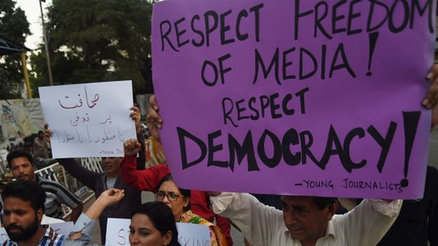 Pakistani journalists and civil society activists demonstrate in Karachi (28 October 2017)