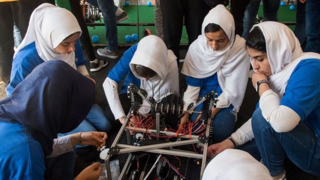 niñas afganas participando en el concurso