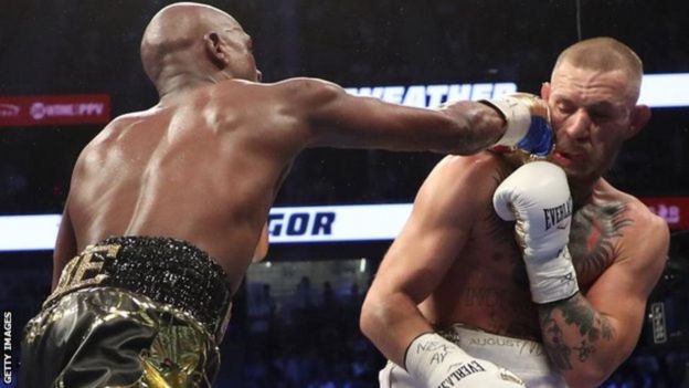 Floyd Mayweather Jr amsukumia ngumi maridadi ya mkono wa kulia Conor McGregor