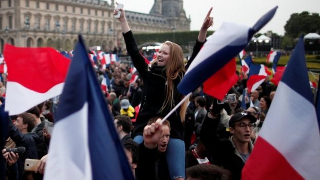 Wafuasi wa Macron wakisherehekea nje ya Louvre, Paris