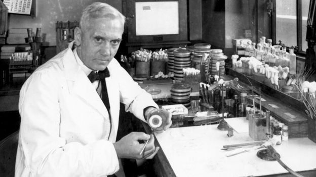 Alexander Fleming em seu laboratório