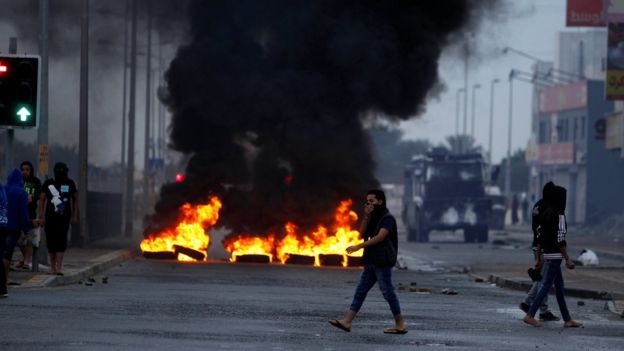Anti-governmentprotesters burn tyres and block a road during a protest to mark the 6th anniversary of the 14 February uprising in Bahrain, in the village of Sitra, south of Manama (14 February 2017)