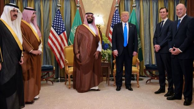 Donald Trump, (d), en su visita a Riad