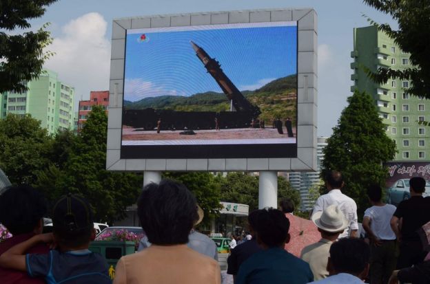 平壤民众观看导弹试射。