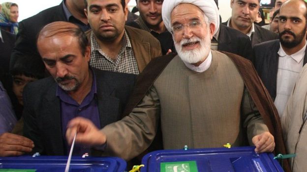 إيران : المرشح السابق للرئاسة مهدي كروبي ينقل إلى المستشفى عقب إضرابه عن الطعام _97419575_b84ef081-ea6d-4e87-bed7-82346563a5cc
