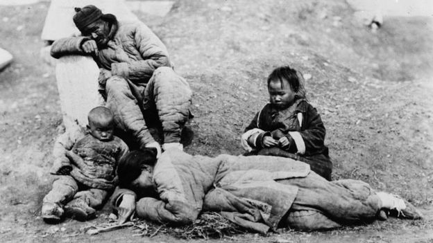 Una familia típica en medio de la hambruna en China