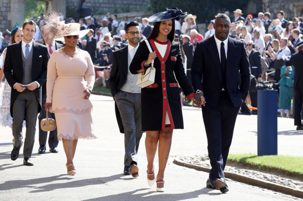 El actor británico Idris Elba y la estrella de la televisión estadounidense Oprah Winfrey fueron algunos de los invitados a la boda.