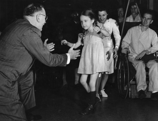 Una pequeña víctima de polio en un centro de rehabilitación en 1947.