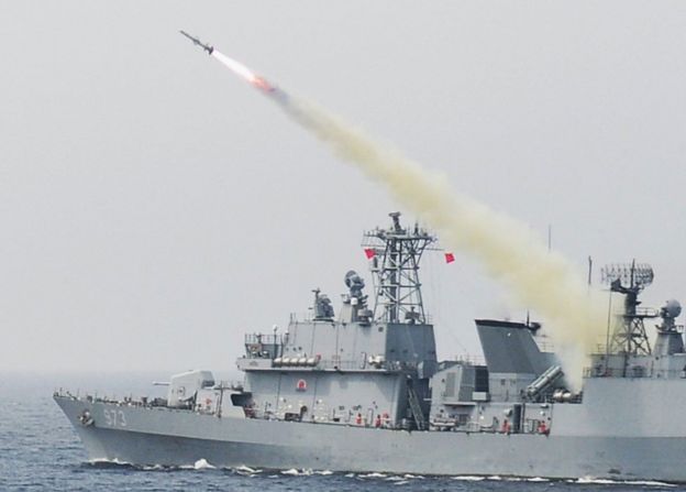 Güney Kore Deniz Kuvvetleri tarafından hazırlanan bir fotoğraf, Deniz Kuvvetleri ve Hava Kuvvetleri, 6 Temmuz 2017'de Doğu Denizi'nde ortak bir canlı yangın tatbikatı yaparken, 3.200 tonluk yok edici Yang Manchun, Harpoon'un bir anti-gemi füzeğini ateşlediğini gösteriyor.