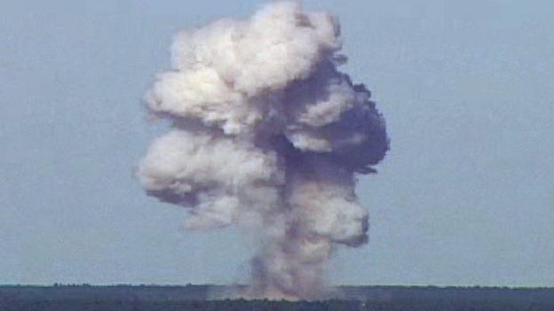 El momento de la detonación de la bomba GBU-43/B durante una prueba en Florida (EE.UU.) en 2003.