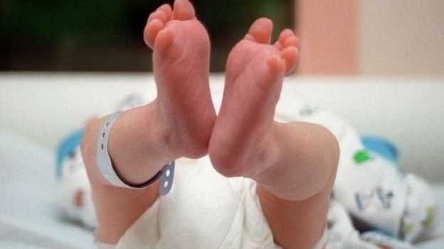 Un bébé est né en Chine d'une mère porteuse quatre ans après la mort de ses parents dans un accident de voiture.