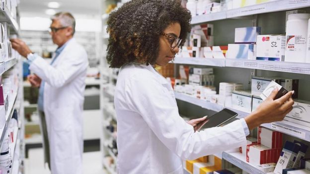 Trabajadores en una farmacia.