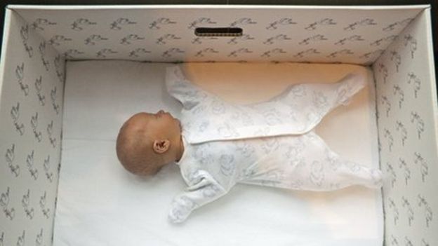 Bebé dentro de la caja de cartón (Foto: Milla Kontkanen)