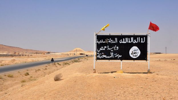 توقفت القافلة في منطقة السخنة الصحراوية التي استعادتها القوات الحكومية مؤخرا من أيدي مسلحي تنظيم الدولة الإسلامية