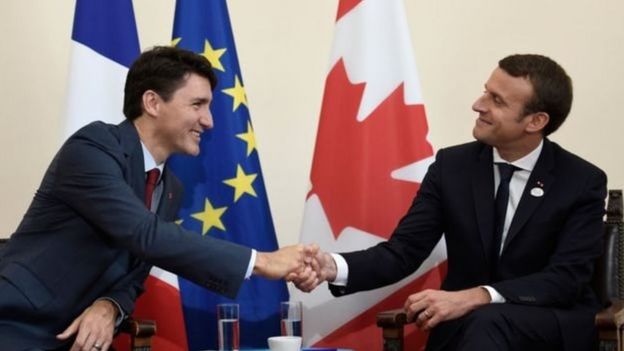 Tổng thống Pháp Macron không bỏ qua cơ hội chụp ảnh với Thủ tướng Canada tại Hội nghị thượng đỉnh G7