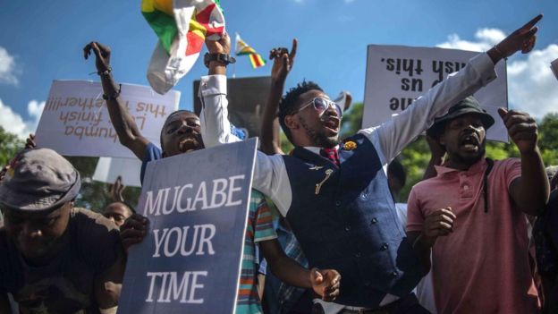 رئيس زيمبابوي روبرت موغابي يستقيل _98842085__98848262_d34ca837-9019-492f-9860-2e4b774367c1
