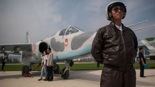 Un plioto norcoreano posa frente a un avión de combate Sukhoi, de fabricación rusa.