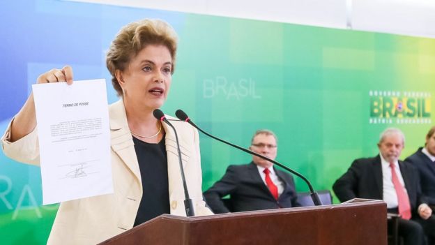 Dilma Rousseff mostra Termo de Posse de Lula como ministro