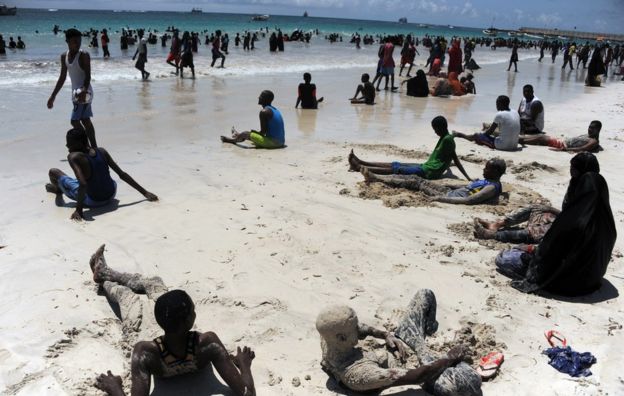 somalis relax on lido beach