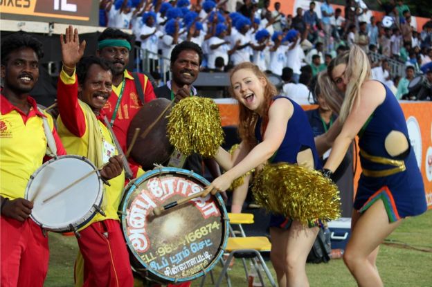 சின்னாளப்பட்டி டிரம்ஸ் குழுவினருடன் சியர் கேர்ள்ஸ் - நத்தம்.எஸ்.முத்துராமலிங்கம்